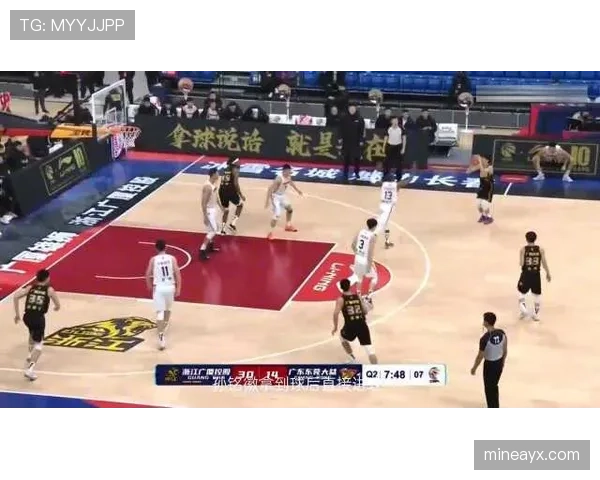 合法冲撞规则详解：裁判如何判定身体接触不犯规