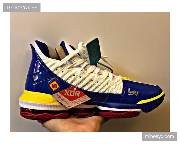 勒布朗光是出门吃个饭都像是走红毯，这生活谁扛得住啊？